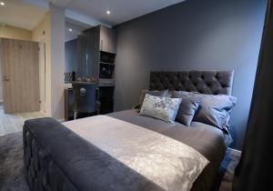 ein Schlafzimmer mit einem großen Bett in einem Zimmer in der Unterkunft Ladywell House Suites - Chinatown - Self Check-in in Birmingham