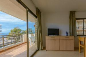 Il comprend un salon doté d'une télévision et d'un balcon. dans l'établissement Zeus Sant Jordi, à Salou