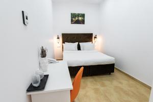 Ένα ή περισσότερα κρεβάτια σε δωμάτιο στο Poet Palace Bucharest