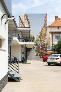 um edifício com vista para uma montanha ao fundo em Poet Palace Bucharest em Bucareste