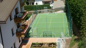 Tenis a/nebo squash v ubytování Biovita Hotel Alpi nebo okolí