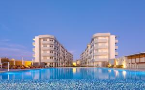 Una gran piscina frente a dos edificios. en Casa Andina Select Paracas, en Paracas 138 fotos más