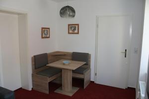 uma mesa de madeira e duas cadeiras num quarto em Garni Eden Hotels Villa Dora em Ahlbeck