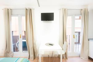 托萊多的住宿－SAN MARCOS，窗户客房内的白色桌椅