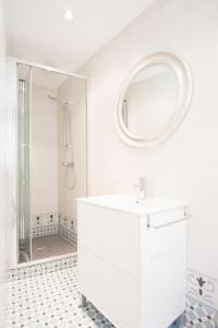 托萊多的住宿－SAN MARCOS，白色的浴室设有水槽和镜子
