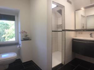 Koupelna v ubytování Matzelhaus + 24 fotografií