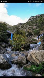 un río con rápidos a un lado de una montaña en Maison Bahija, en Chefchaouen