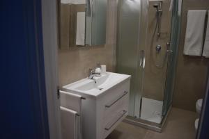 a bathroom with a sink and a shower at Casa Vacanze Lombardo in Santa Teresa di Riva