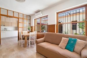 een woonkamer met een bank en een tafel bij Homely Apartments Casa Carmen in Torrevieja