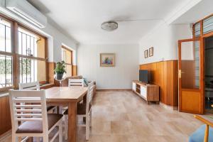 een eetkamer met een houten tafel en stoelen bij Homely Apartments Casa Carmen in Torrevieja