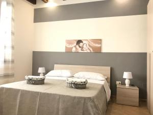 Un dormitorio con una cama con dos cestas encima. en Casa Vacanze Antico Mercato, en Marsala