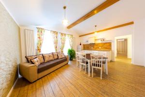 ein Wohnzimmer mit einer Couch und einem Tisch in der Unterkunft Casa cu Nuc in Alba Iulia