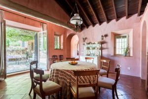 a dining room with a table and chairs at El Tejar in Zufre