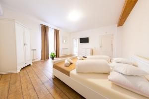 Ein Bett oder Betten in einem Zimmer der Unterkunft Casa cu Nuc