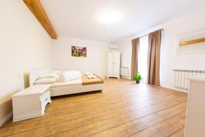 Ein Bett oder Betten in einem Zimmer der Unterkunft Casa cu Nuc