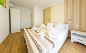 Ein Bett oder Betten in einem Zimmer der Unterkunft Casa cu Nuc
