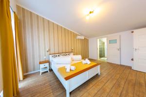 Ein Bett oder Betten in einem Zimmer der Unterkunft Casa cu Nuc