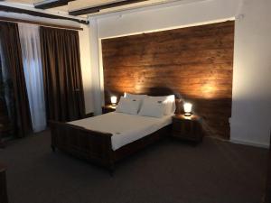 Un pat sau paturi într-o cameră la Pensiunea Maria Sibiu