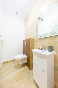 Ein Badezimmer in der Unterkunft Casa cu Nuc