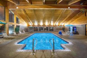 Swimmingpoolen hos eller tæt på AmericInn by Wyndham Kearney