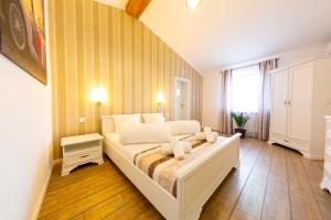 Ein Bett oder Betten in einem Zimmer der Unterkunft Casa cu Nuc