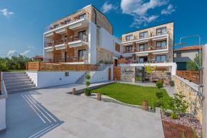 Budova, kde se aparthotel nachází