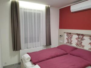 A bed or beds in a room at gyorapartman-TOP