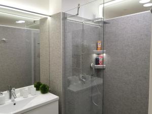 A bathroom at gyorapartman-TOP