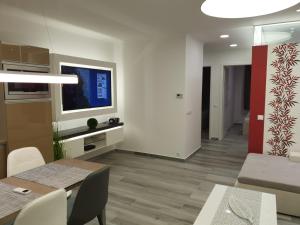 A television and/or entertainment centre at gyorapartman-TOP