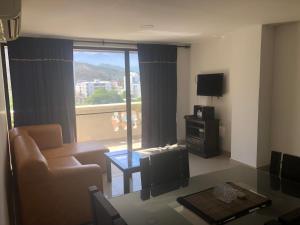 Aparta Hotel Roca Marina tesisinde bir oturma alanı