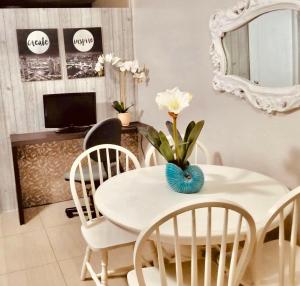 TV a/nebo společenská místnost v ubytování Super Cute Hampton Suites