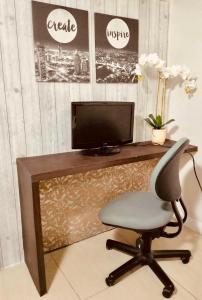 TV a/nebo společenská místnost v ubytování Super Cute Hampton Suites