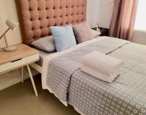 Postel nebo postele na pokoji v ubytování Super Cute Hampton Suites