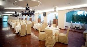 Reštaurácia alebo iné gastronomické zariadenie v ubytovaní Hotel Europa