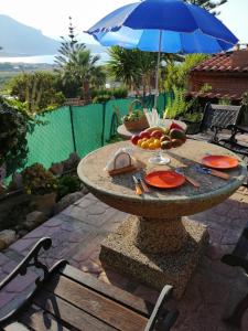 - une table avec de la nourriture et un parasol sur la terrasse dans l'établissement Accussì, à Alcamo Marina