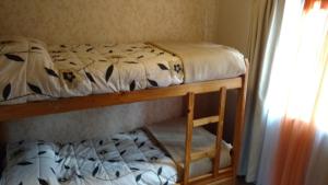 łóżko piętrowe w sypialni obok okna w obiekcie Los Tres Duendes w mieście Chascomús