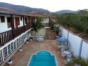 uma vista a partir da varanda de uma casa com piscina em Pousada Coração Inconfidente em Tiradentes