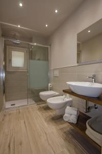 a bathroom with two sinks and a shower and a toilet at Poggio al Sole in Montespertoli