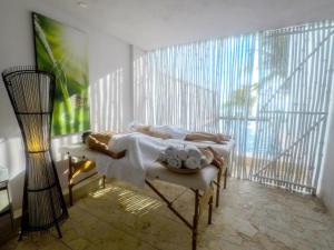 ein Schlafzimmer mit einem Bett und einem großen Fenster in der Unterkunft Hotel Casa Danae in Tolú