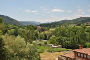 - une vue sur un village avec des montagnes en arrière-plan dans l'établissement Can Taga Verd St Joan, à Sant Joan de les Abadesses