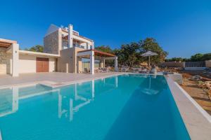 een zwembad voor een villa bij Rethymno Villas in Prinés