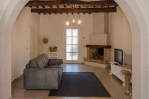 a living room with a couch and a television at Poggio al Sole in Montespertoli