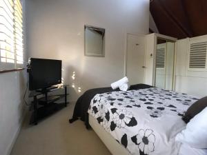A bed or beds in a room at Treetops Everglades Villa