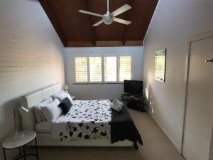 A bed or beds in a room at Treetops Everglades Villa