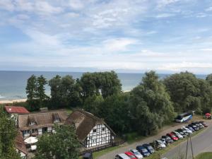 une vue aérienne sur une maison et un parking dans l'établissement Atrium Apartament, à Sarbinowo