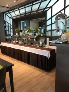 a restaurant with a large counter with a counter sidx sidx sidx at Atrium Apartament in Sarbinowo