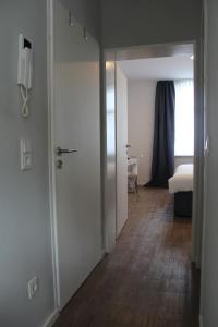 a hallway with a door leading to a bedroom at Singapore·CHILLINGHOUSE # 7, 3 Min.vom ICE,NETFLIX in Siegburg