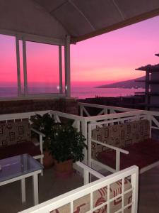 puesta de sol desde el balcón de una casa en Hotel Soan, en Sarandë