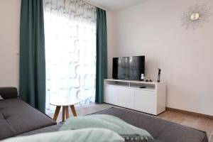 TV a/nebo společenská místnost v ubytování Apartment Little Marijeta