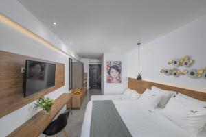 Postel nebo postele na pokoji v ubytování Dandelion Suites